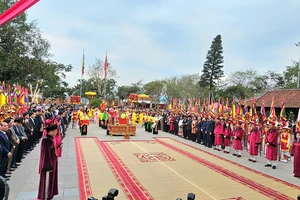 Hàng ngàn người dâng hương tri ân công đức Tổ Mẫu Âu Cơ