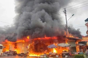 Hàng trăm người tham gia chữa cháy chợ Trung Môn