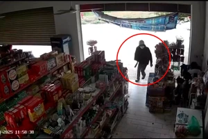 Dân vây bắt kẻ dùng dao cướp ở tiệm tạp hóa 