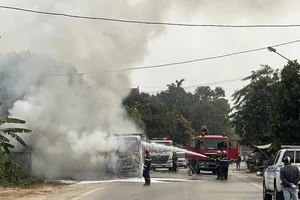 Cảnh sát kịp thời dập đám cháy xe tải trên Quốc lộ 6