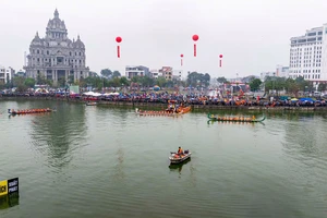 Dòng người xem bơi chải tại lễ hội Đền Hùng