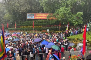 Biển người lên đền dâng hương các Vua Hùng ngày chính giỗ