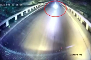 Hai thanh niên tử vong sau khi uống 3 chai rượu, tông vào xe khách