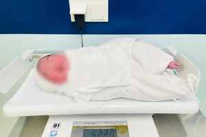 Đón bé gái sơ sinh nặng 5,2kg chào đời