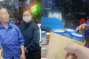 Vụ sữa bột giả: Nhiều người mang sữa đến đại lý trả hàng đòi tiền
