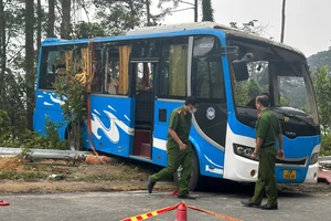 Lực lượng cứu hộ nhanh chóng đến hiện trường vụ lật xe khách ở Tam Đảo