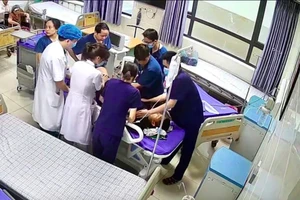 Điều dưỡng bị đạp vào bụng khi cấp cứu: 'Tôi không thể bỏ bệnh nhân!'