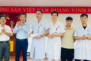 Khen thưởng ekíp cấp cứu bệnh nhân bị sốc phản vệ dù bị hành hung