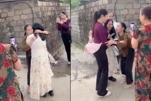 Sau 35 năm lưu lạc, con trở về bế mẹ 94 tuổi trong vòng tay