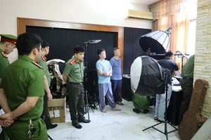 Ảnh Công an Lạng Sơn khám xét nhà và làm việc với Lê Việt Hùng