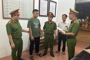 Bắt giữ 2 người khai thác đất trái phép tại Phú Thọ