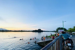 Hà Nội: Hai người đuối nước khi đi tắm đập Quán Trăn