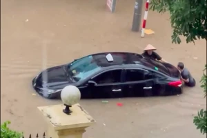 Tuyên Quang: Người dân đẩy ô tô bị ngập trong biển nước