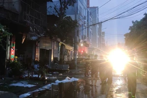 Camera ghi cảnh có kẻ phóng hỏa cửa hàng phụ tùng xe máy ở Bắc Giang