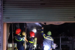 50 cán bộ, chiến sỹ chữa cháy cửa hàng phụ tùng xe máy ở Bắc Giang 