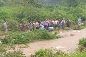 Cả trăm người xuyên đêm tìm kiếm cô gái bị lũ cuốn