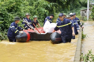Cứu hộ thành công 8 người bị mắc kẹt tại lán nương do nước lũ chia cắt