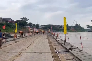 Phú Thọ: Tạm cắt cầu phao Phong Châu, chuẩn bị phà quân sự đưa người dân qua cầu