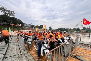 Công binh triển khai phà quân sự đưa người dân qua sông Hồng