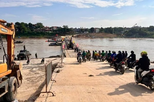 Bộ đội Công binh xuyên đêm nối lại cầu phao Phong Châu