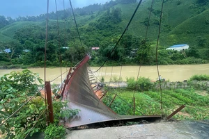 Điện Biên: Cầu treo đứt cáp, 5 người thoát nạn