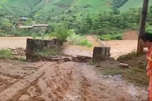 Lũ cuốn trôi cầu vào thủy điện Nậm Công 3 ở Sơn La 