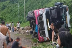 Lật xe khách ở dốc Cun, 2 người thương vong
