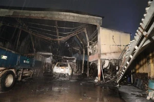 Cháy garage ô tô, nhiều xe bị thiêu rụi 