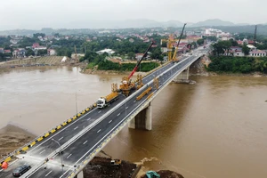 Toàn cảnh cầu Phong Châu mới trước ngày khánh thành