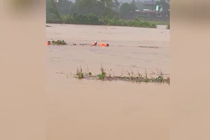 Công an xã cứu người phụ nữ bị lũ cuốn trôi