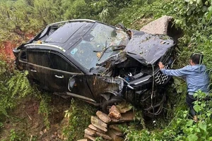 Sạt lở cuốn ô tô xuống vực, 3 người thoát nạn