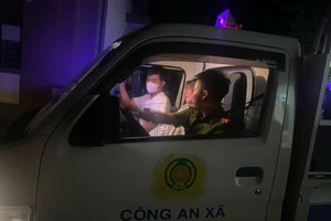 Cảnh sát dùng xe chuyên dụng, thuyền đưa bà bầu vượt lũ, sạt lở đến bệnh viện trong đêm