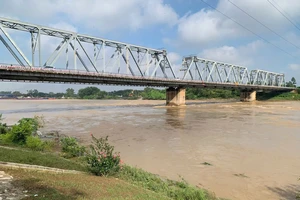 Lật tàu ở cầu Việt Trì, hai vợ chồng mất tích