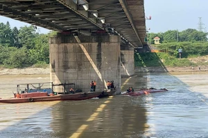 Tiếp cận tàu lật mắc kẹt tại chân cầu Việt Trì tìm nạn nhân mất tích