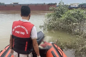 Phát hiện thi thể dưới chân cầu Việt Trì, nghi là nạn nhân vụ lật tàu