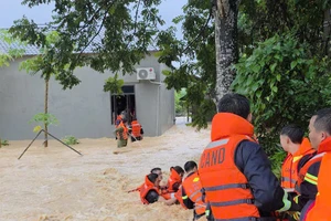 Công an Bắc Ninh cứu gia đình 5 người thoát khỏi nước lũ