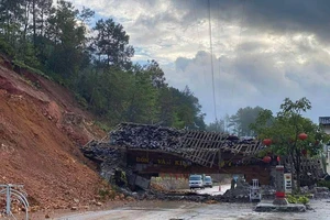 Video: Sập cổng chào vào cao nguyên đá Đồng Văn