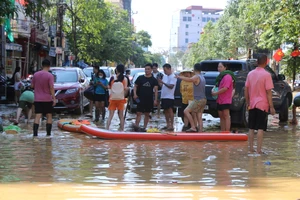 Nước lũ vừa rút, người dân Thái Nguyên hối hả dọn dẹp