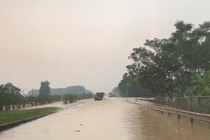 Ngập cao tốc Hà Nội - Thái Nguyên, CSGT chỉ đường thay thế