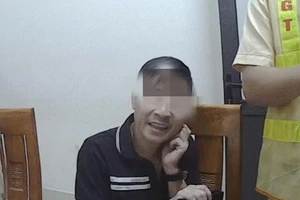 Tài xế vi phạm nồng độ cồn đứng không vững vẫn lái ô tô