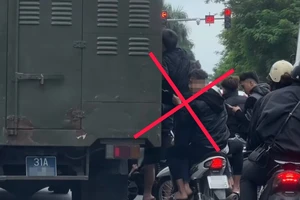 CSGT Hà Nội xử phạt nhóm thanh niên 'đầu trần' đeo bám xe chở phạm nhân