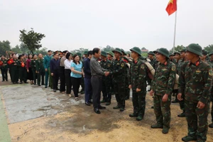 Người dân Phú Thọ bịn rịn chia tay bộ đội đảm bảo giao thông tại bến Phong Châu