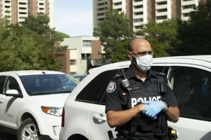 Lực lượng cảnh sát Toronto có mặt tại hiện trường nơi xảy ra vụ xả súng ở một buổi tiệc sinh nhật khiến ba trẻ nhỏ bị thương.