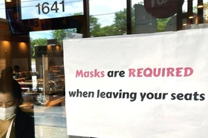 Một nhà hàng ở Mỹ treo bảng hiệu yêu cầu người dân đeo khẩu trang được nhìn thấy vào ngày 17-6.