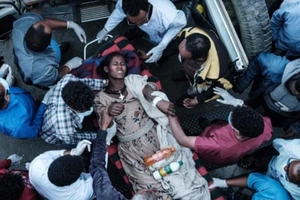 Một người dân bị thương sau cuộc không kích ở thị trấn Togoga, vùng Tigray, Ethiopia. 