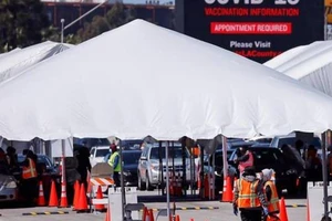 Một địa điểm tiêm chủng lớn ở TP Inglewood, bang California vào ngày 15-3.