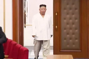 Người dân Triều Tiên đều đang rất “đau lòng” và lo lắng trước việc nhà lãnh đạo Kim Jong-un sụt cân rõ rệt. 