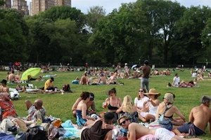 Người dân Mỹ tập trung ngoài công viên sau khi số ca nhiễm và tử vong vì COVID-19 suy giảm trong bối cảnh chương trình tiêm chủng diễn ra thuận lợi.
