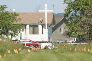 Những lá cờ đánh dấu nơi chôn cất hài cốt của hơn 750 đứa trẻ tại một trường nội trú cũ ở tỉnh Saskatchewan, ngày 25-6.