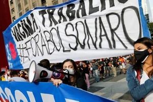 Người dân Brazil đã đổ xuống đường biểu tình yêu cầu luận tội Tổng thống Jair Bolsonaro trước cáo buộc ông có hành vi "tham nhũng" khi đặt mua vaccine ngừa COVID-19.